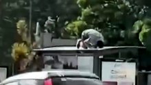 Un homme fait sa prière en haut d'un arrêt de bus