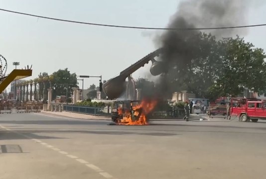 Ayodhya Shock! CNG Auto Bursts Into Flames, Devotees Escape | WATCH