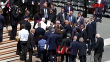Sviene per caldo durante udienza in Vaticano, Papa accorre in suo aiuto