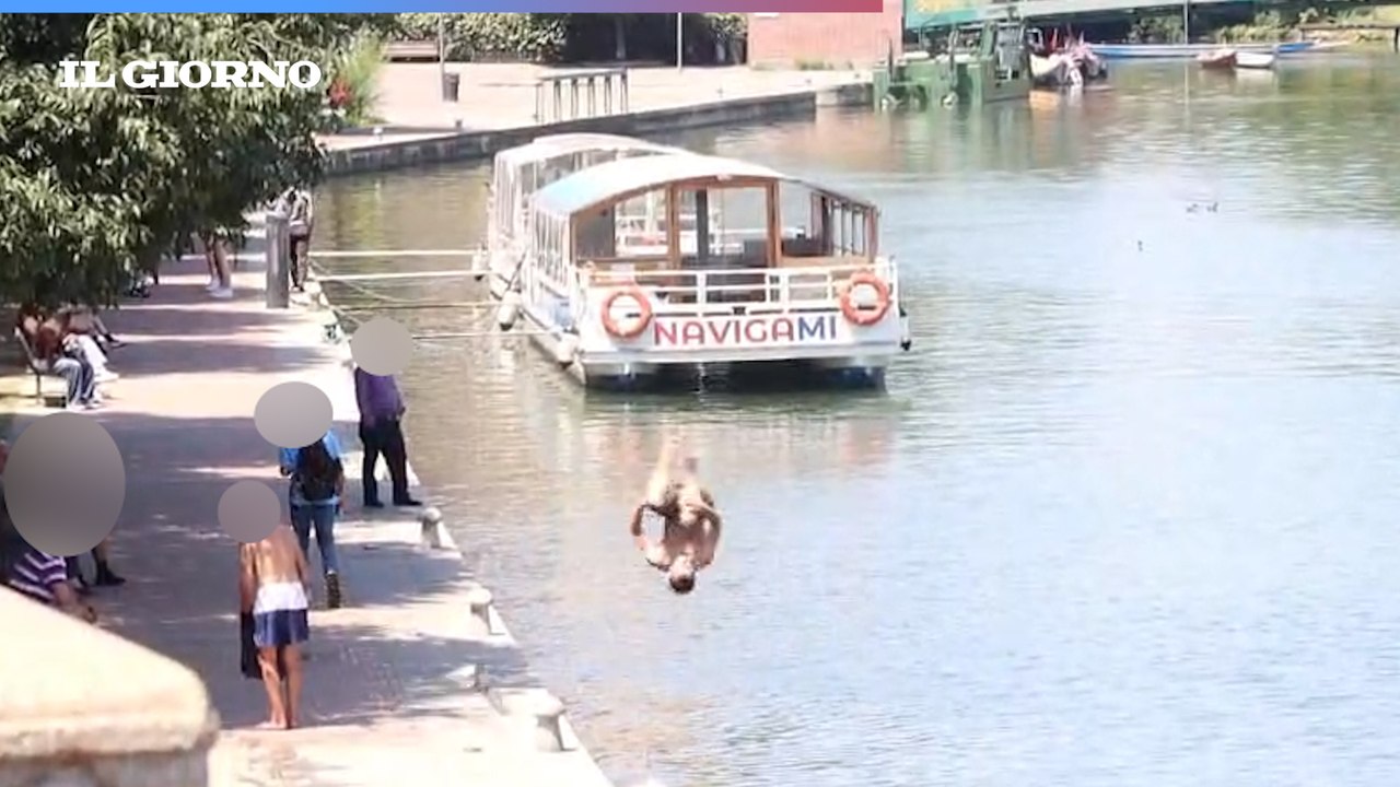 Caldo anomalo a maggio, a Milano un turista si tuffa in Darsena