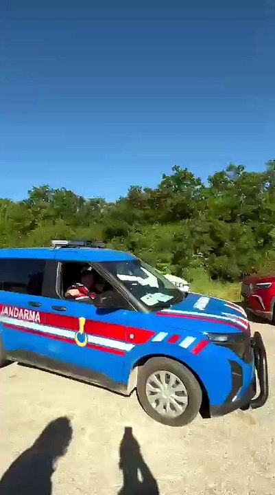Derince kırsalında yol kenarı parkları trafiği kilitledi! Jandarma affetmedi: Ceza yağdı