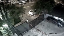Vídeo: carro invade e derruba portão de delegacia em Toledo