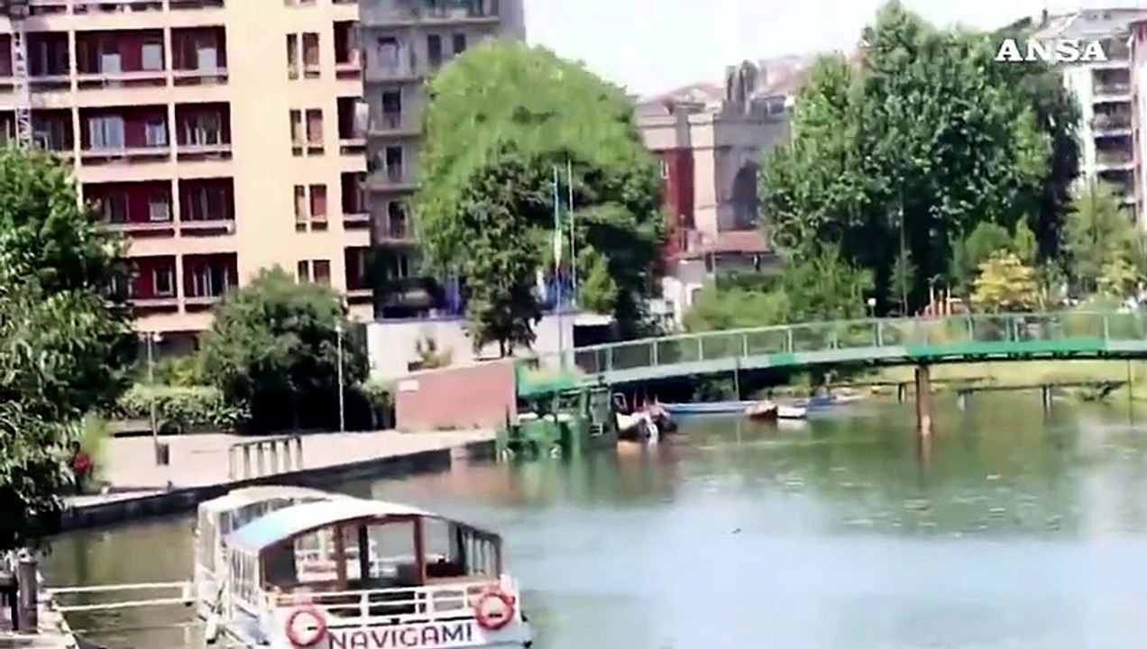 Caldo a Milano, bagno nel Naviglio della Darsena per cercare refrigerio