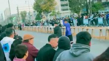Un festival gastronómico en Argentina se salió de control luego de que asistentes invadieran un enorme sándwich antes de su conteo oficial ⚠️📹.