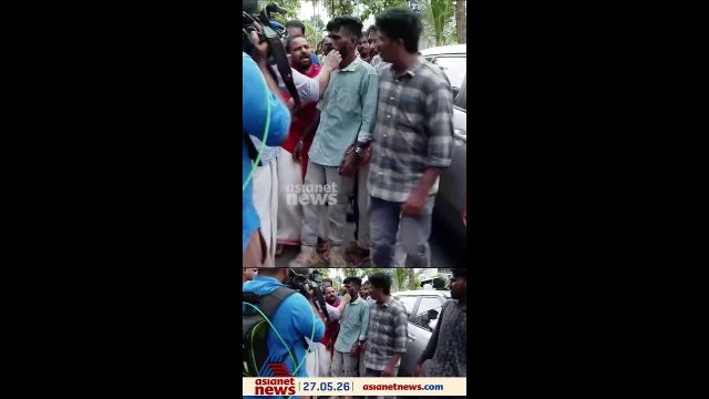 ഇഡി റെയിഡിനെ തുടര്‍ന്നുണ്ടായ സംഘര്‍ഷത്തില്‍ പരിക്കേറ്റ പ്രവര്‍ത്തകനെ ആശുപത്രിയിലേക്ക് മാറ്റുന്നു