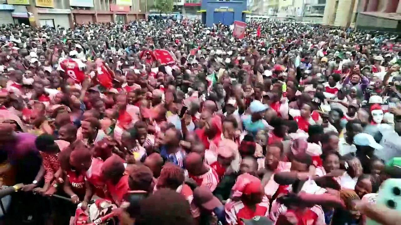 Cientos de aficionados del Arsenal celebran en Nairobi la conquista del título de la Premier League