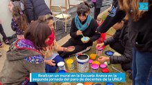 Realizan un mural en la Escuela Anexa en la segunda jornada del paro de docentes de la UNLP