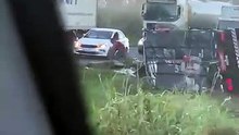 Carreta tomba na BR-324 e carga é saqueada enquanto motorista recebe atendimento