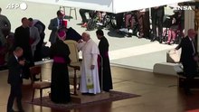 Il Papa conforta un partecipante all'udienza generale colto da malore