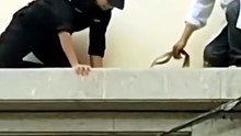 Menino foge de injeção e acaba pendurado a 10 m de altura