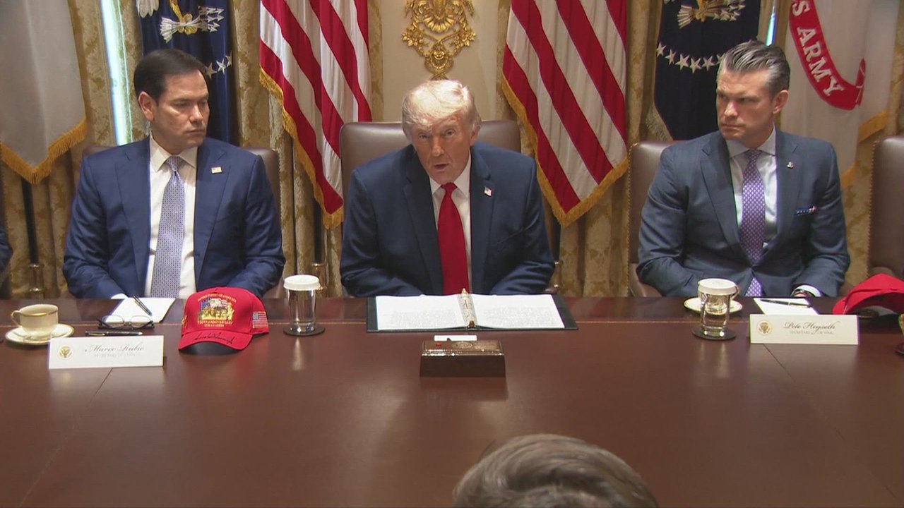 Trump Stops the Cabinet Meeting to Compare JD Vance to Eliot Ness — The Room ERUPTS