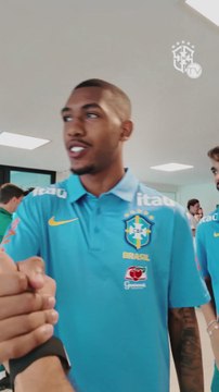 El abrazo de Neymar con Ancelotti