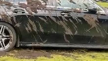 Lancia liquami sulle macchine di lusso parcheggiate nel suo terreno