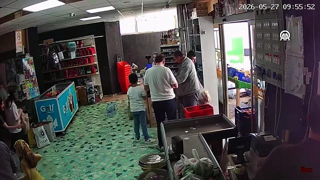 Sahibinin elinden kaçan kurbanlığın markete girmesi güvenlik kamerasına yansıdı