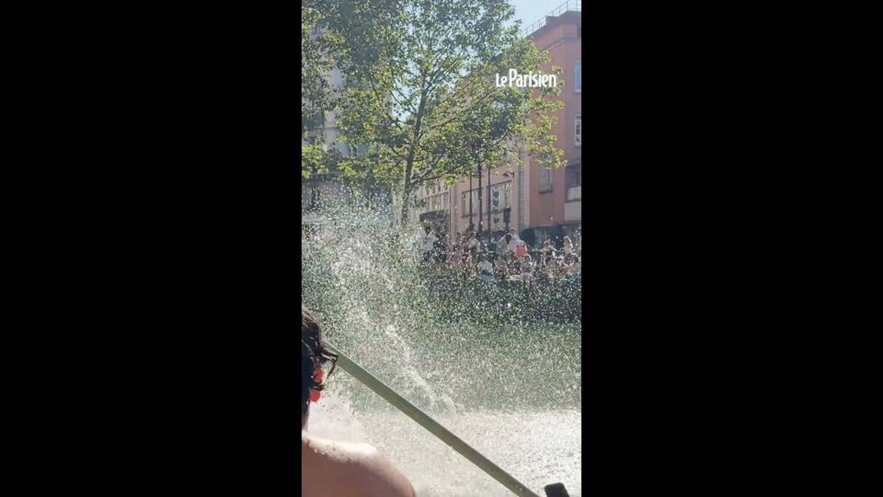 Paris : les baigneurs défient la police au canal Saint-Martin