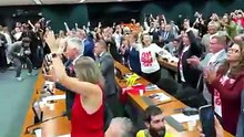 Deputados comemoram aprovação do fim da escala 6x1 em comissão especial da Câmara
