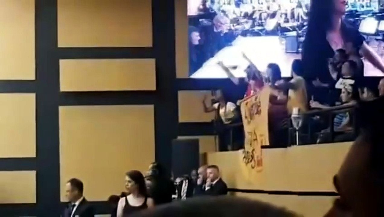MARIA DO ROSÁRIO É VAIADA