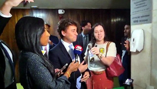 Nikolas Ferreira recebe deboche de Sâmia Bonfim durante link ao vivo na Jovem Pan: Óleo de Peroba