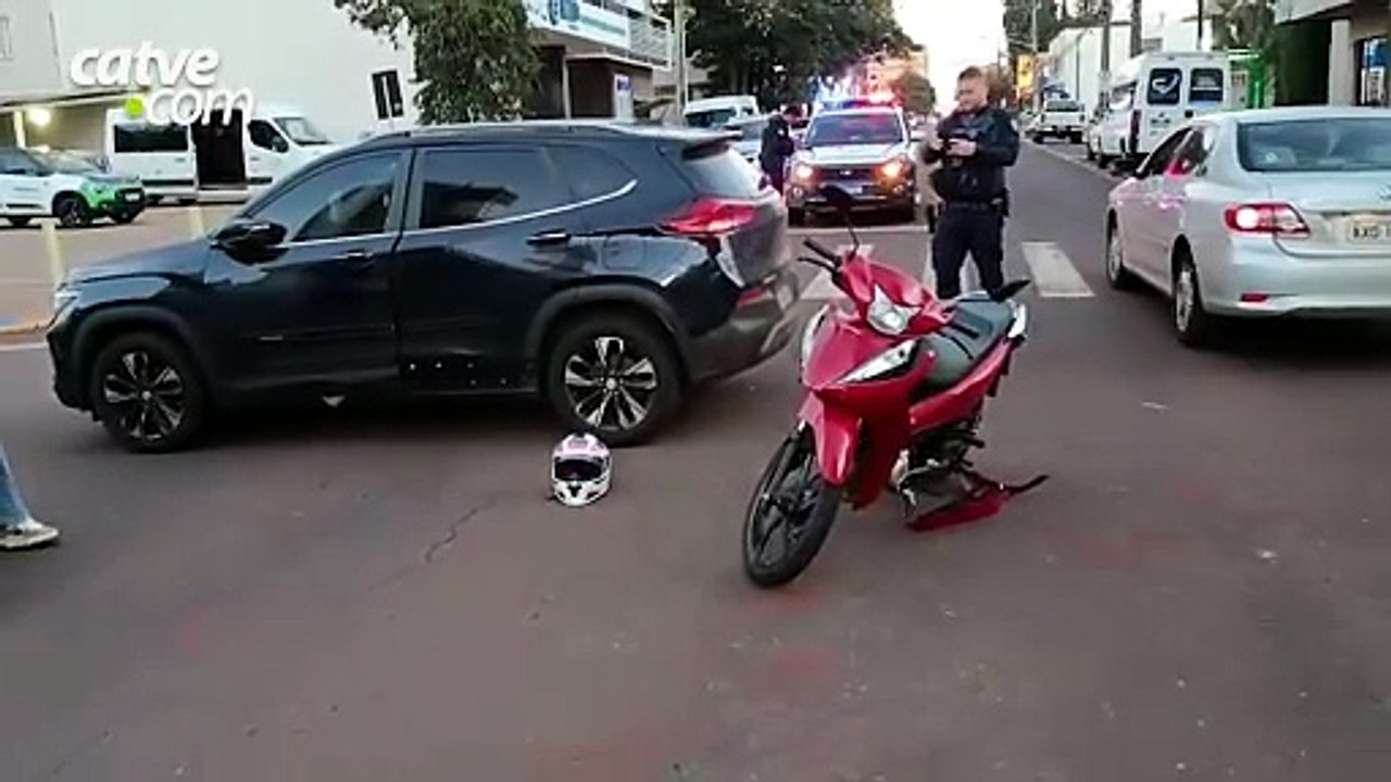 Acidente entre carro e moto deixa motociclista ferida no Centro de Toledo