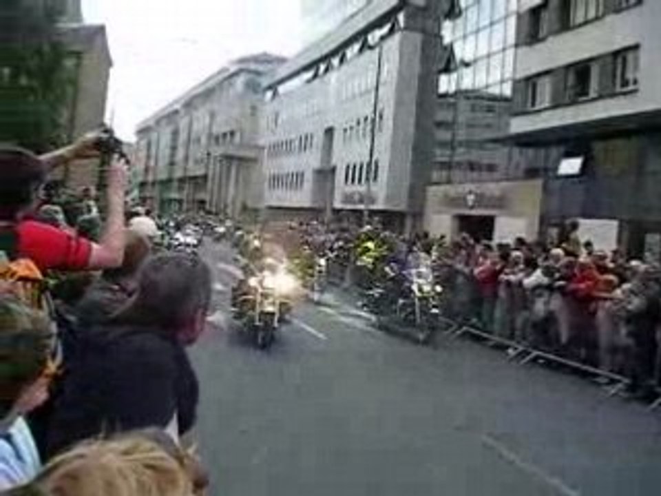 parade de moto dans la ville du mans pendant les 24h