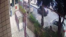 Câmera flagra tentativa de assalto em frente à PUC