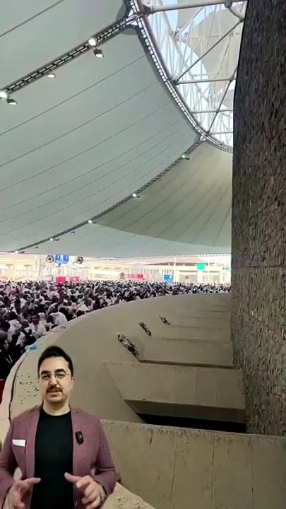 Bayramın 1.günü sadece büyük cemre yani akabe  yani büyük şeytan taşlanır hacda... Yani Remyi Ci