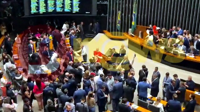Hugo Motta manda deputados trocarem de roupa no Plenário