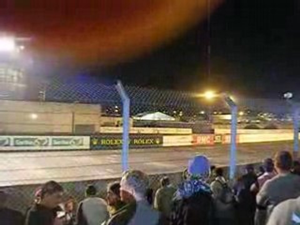 dérriere la voiture de course  suite a un accident