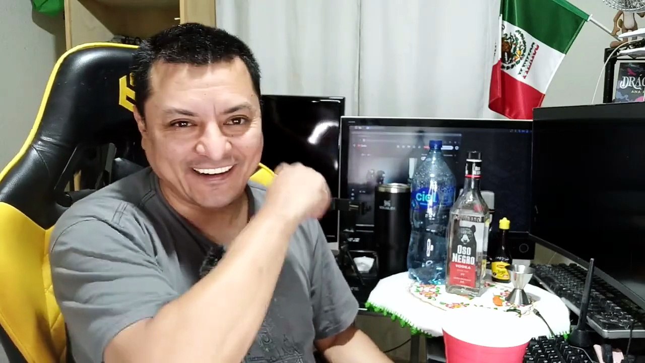abriendo una botella de vodka oso negro en la oficina con agua mineralizada ciel bien agusto platica