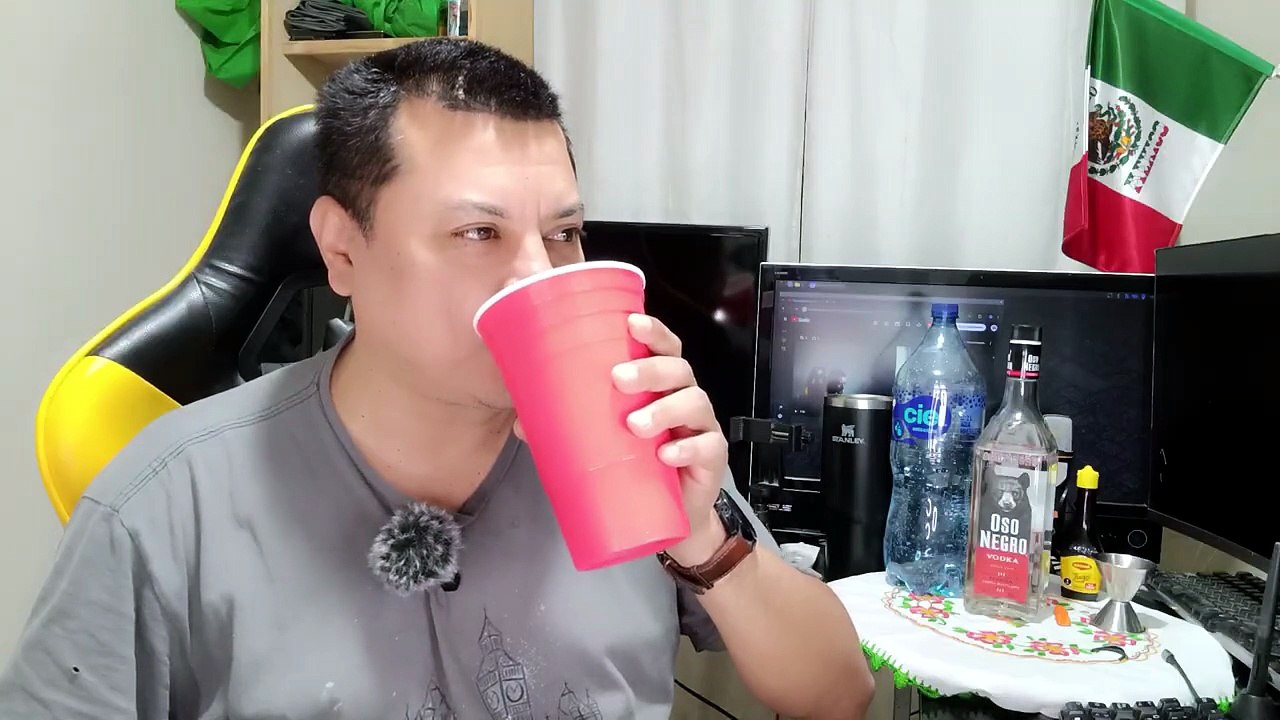 Abriendo una botella de vodka Oso Negro en la oficina entre botanas y bebidas un chile para tu boca