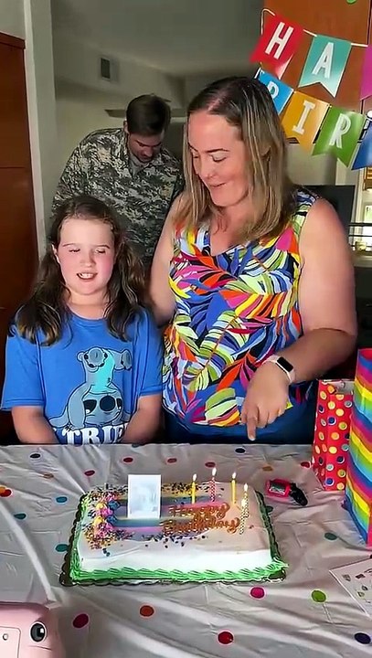 Soldier surprises his niece that he hadn’t seen in 2 years on her birthday 🥹🥹