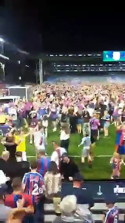 Che festa al Selhurst Park! I tifosi del Crystal Palace ballano dopo la vittoria della Conference