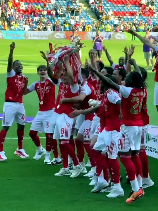 Après 22 ans d’attente, Ødegaard soulève le trophée de Premier League !