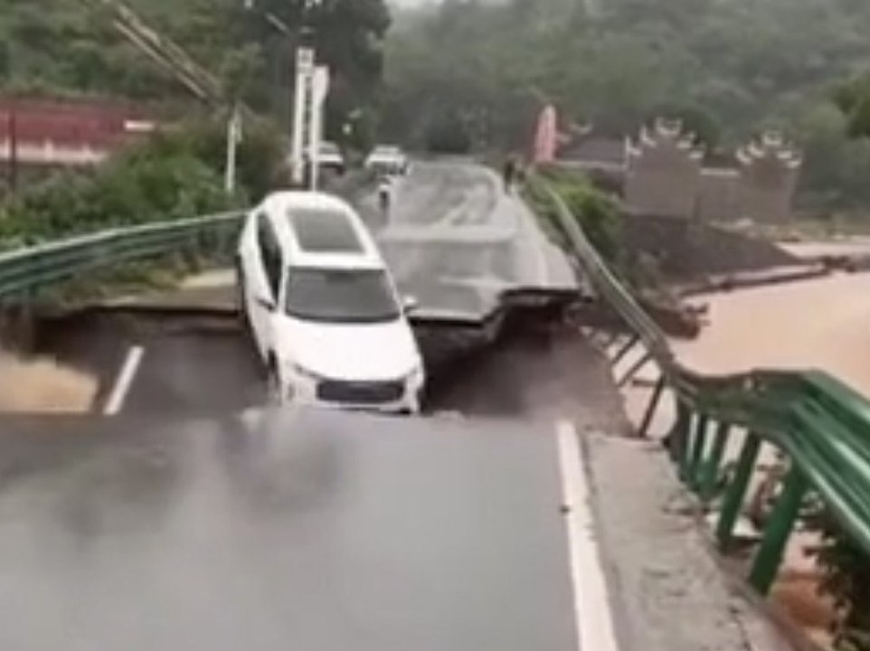 Brücke stürzt ein und reißt Auto in die Tiefe