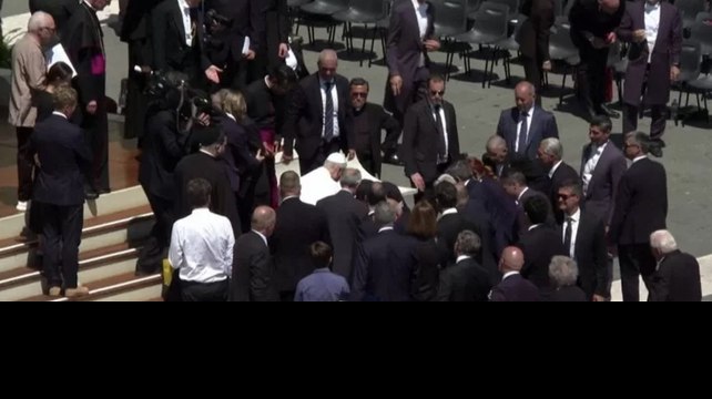 Sviene per il caldo durante l'udienza a S. Pietro, il Papa lo soccorre