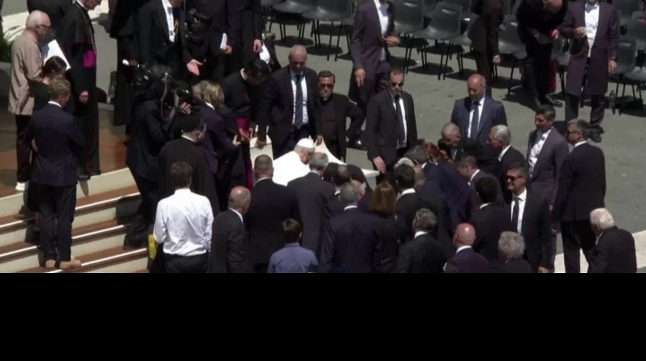 Sviene per il caldo durante l'udienza a S. Pietro, il Papa lo soccorre