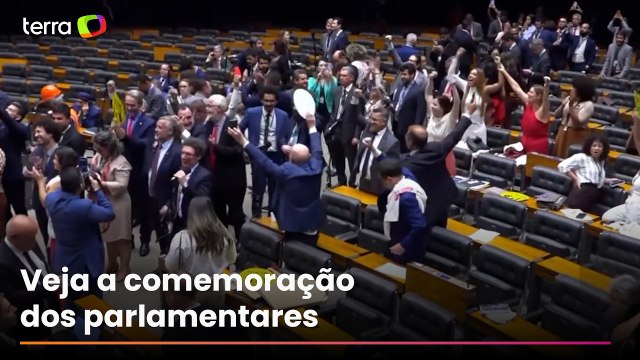 Veja a festa dos deputados após a aprovação do fim da escala 6x1 na Câmara