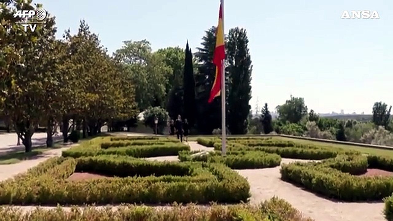 Spagna, famiglia reale osserva minuto di silenzio per le vittime del Covid