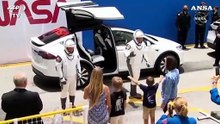 Gli astronauti salutano le famiglie prima del lancio (poi rinviato)
