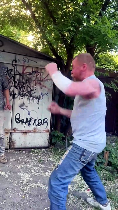 Un Russe maîtrise le Vodkaraté : KO sans contact garanti !