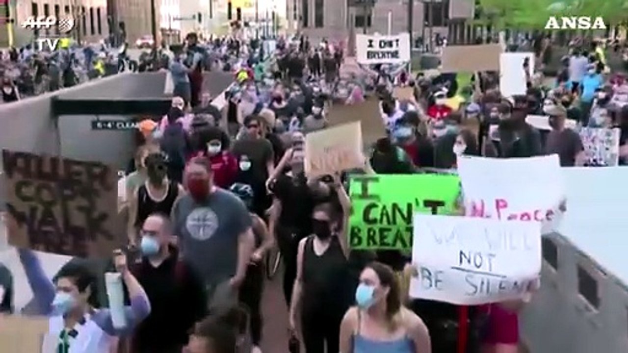Minneapolis in fiamme, proteste per la morte di George Floyd