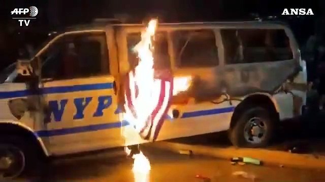 George Floyd, manifestanti bruciano a New York auto della polizia