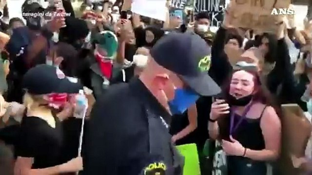 Proteste Usa: poliziotti si inginocchiano da Portland a Boston