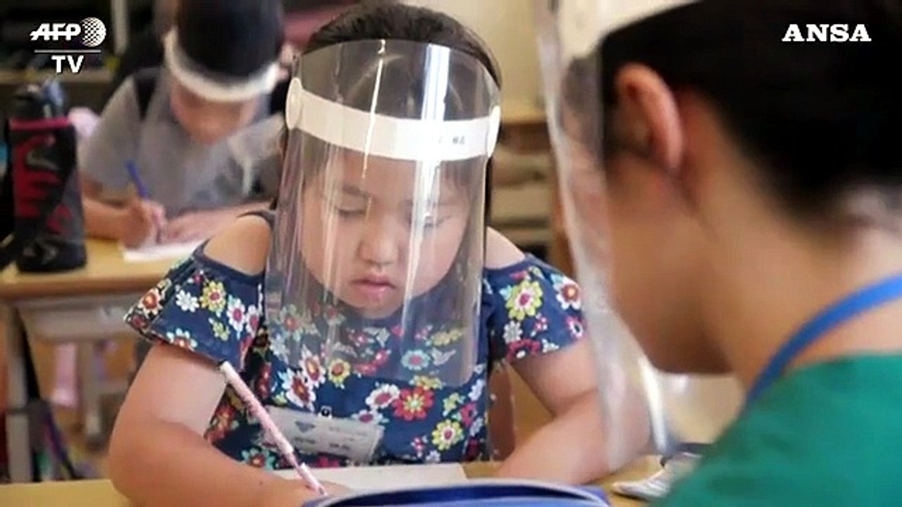 Coronavirus, studenti giapponesi ritornano a scuola