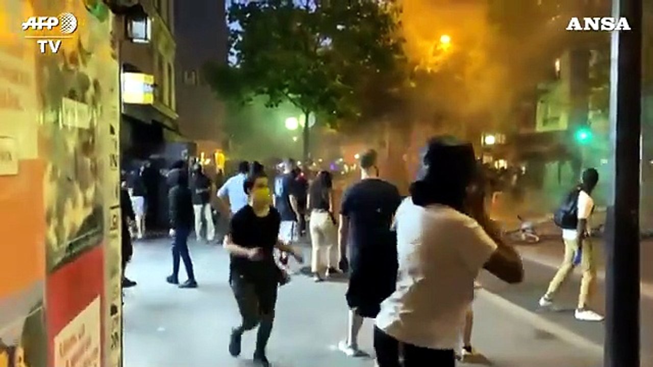 Parigi si infiamma: incendi durante le proteste contro la polizia