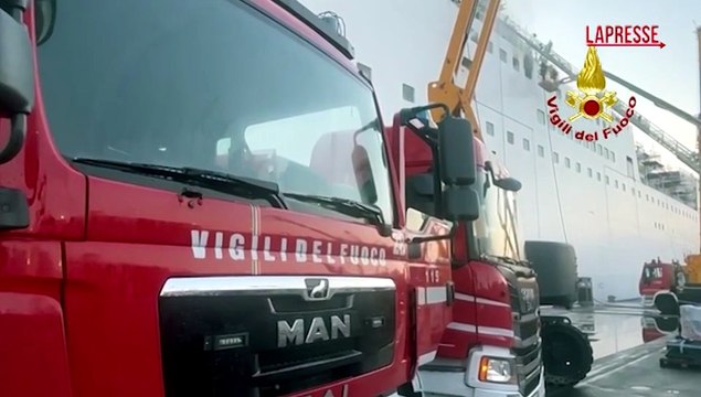 Incendio su una nave a Napoli, vigili del fuoco al lavoro per domare le fiamme