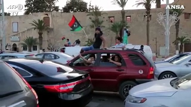 Libia, Tripoli festeggia il ritorno delle forze governative