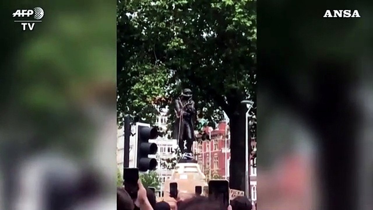Floyd, a Bristol abbattuta la statua di un mercante di schiavi