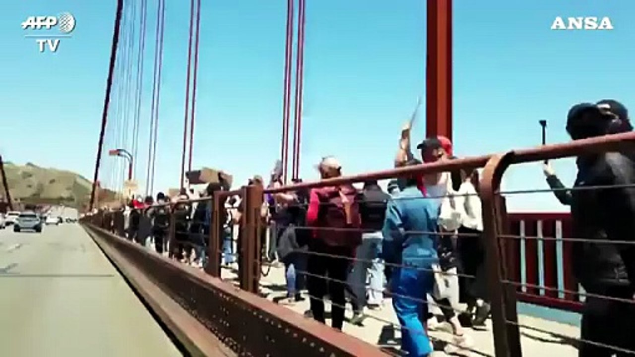 George Floyd, a San Francisco il corteo attraversa il Golden Gate Bridge
