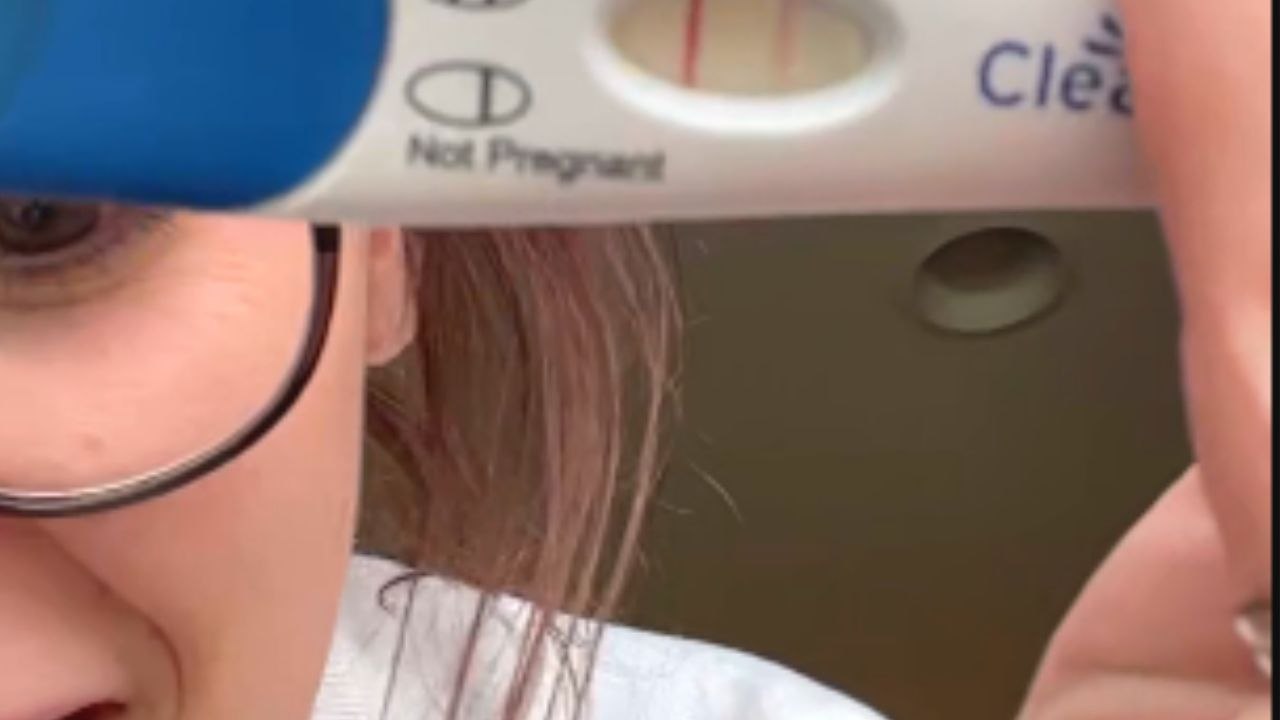 Woman responds to bestie's pregnancy news by sh...